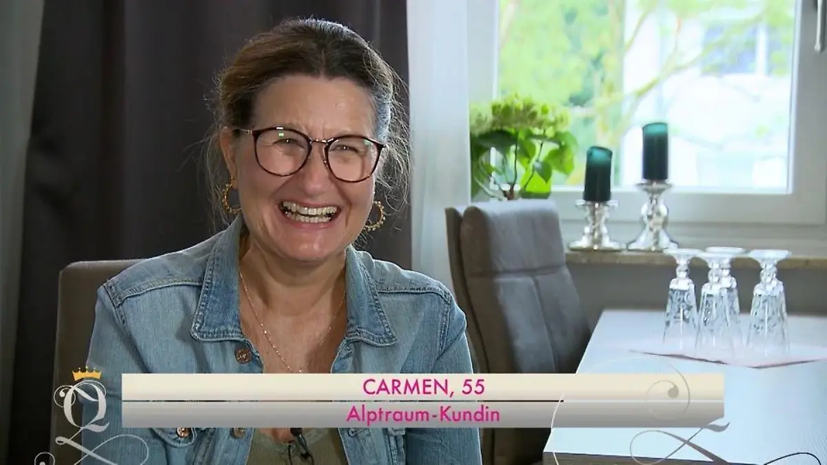 Shopping Queen: Frau mit Jeansjacke, Brille und zusammengebundenen Haaren lacht fröhlich in die Kamera