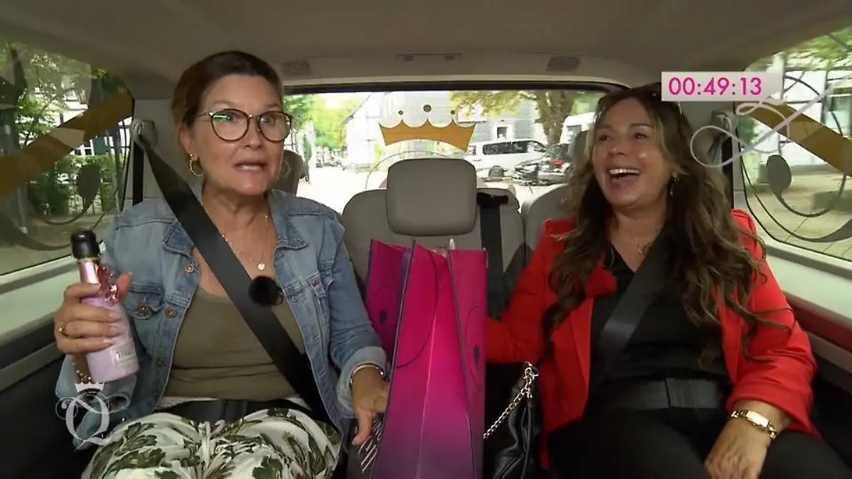 Shopping Queen: Kandidatin Carmen mit entsetztem Blick mit ihrer Shoppingbegleiterin im Auto, die eingeblendete Uhr zeigt noch 49 Minuten an