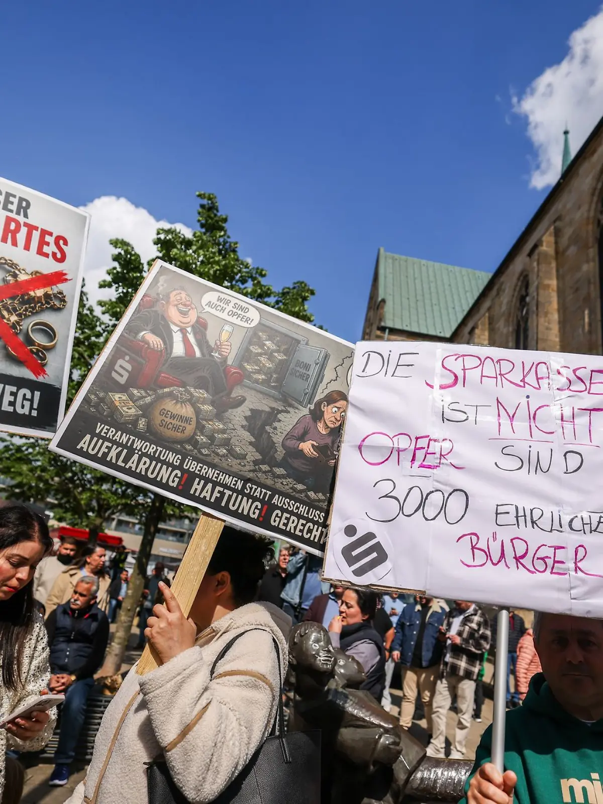 Bild zu: "Demonstration nach Millionencoup"