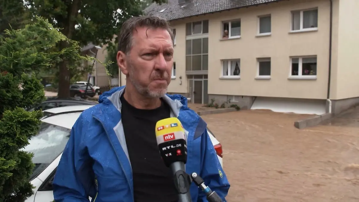 Kein Strom: Wassermassen schließen Anwohner von Außenwelt ab Unwetter in Hagen (NRW)