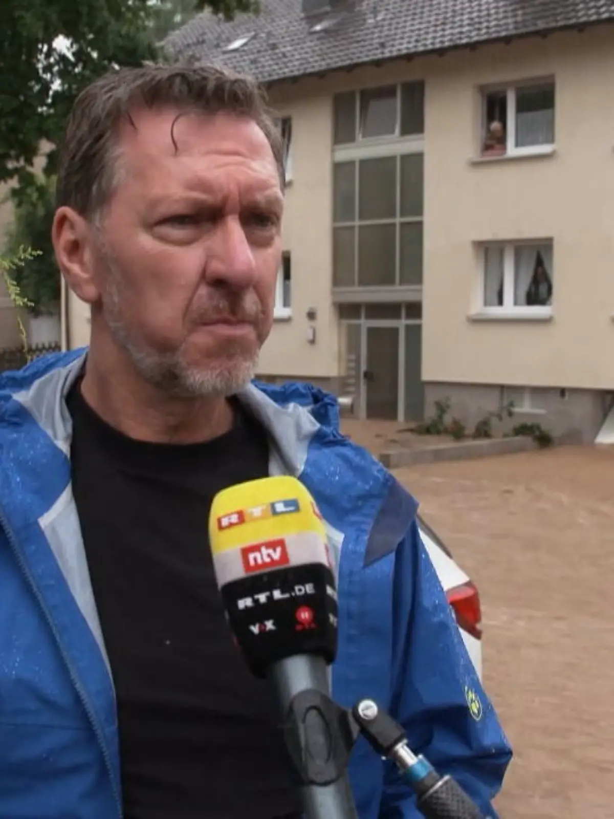 Bild zu: "Kein Strom: Wassermassen schließen Anwohner von Außenwelt ab"
