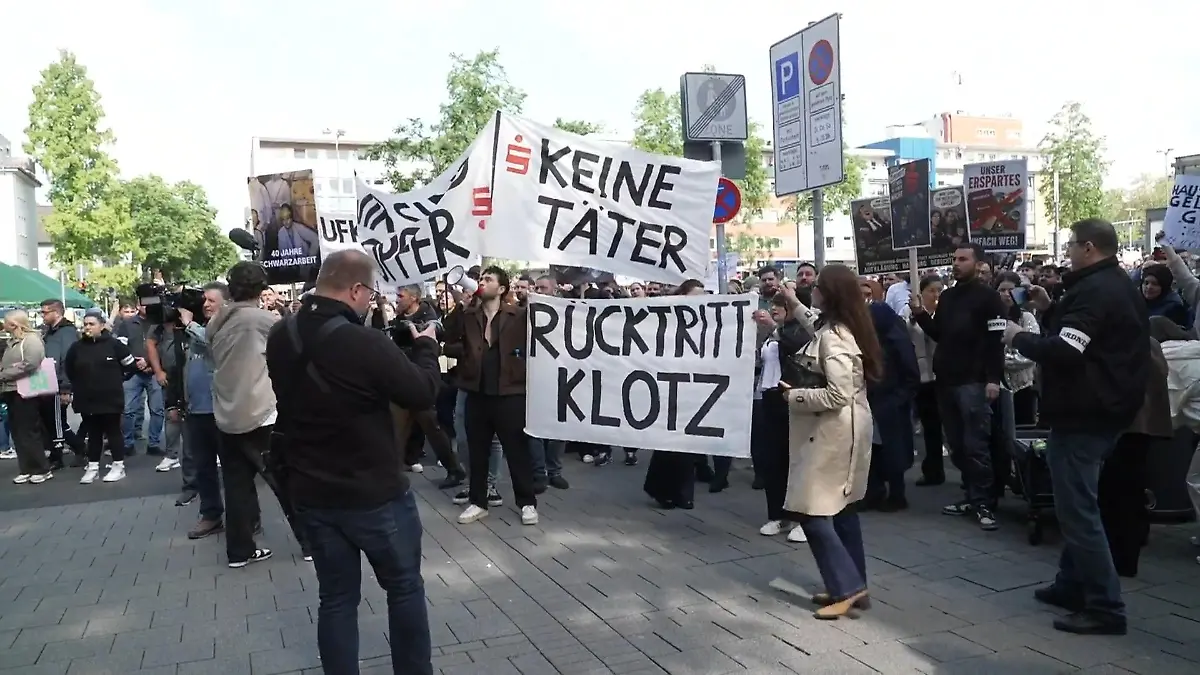 Demonstration nach Millionencoup Einbruch in Sparkasse in Gelsenkirchen