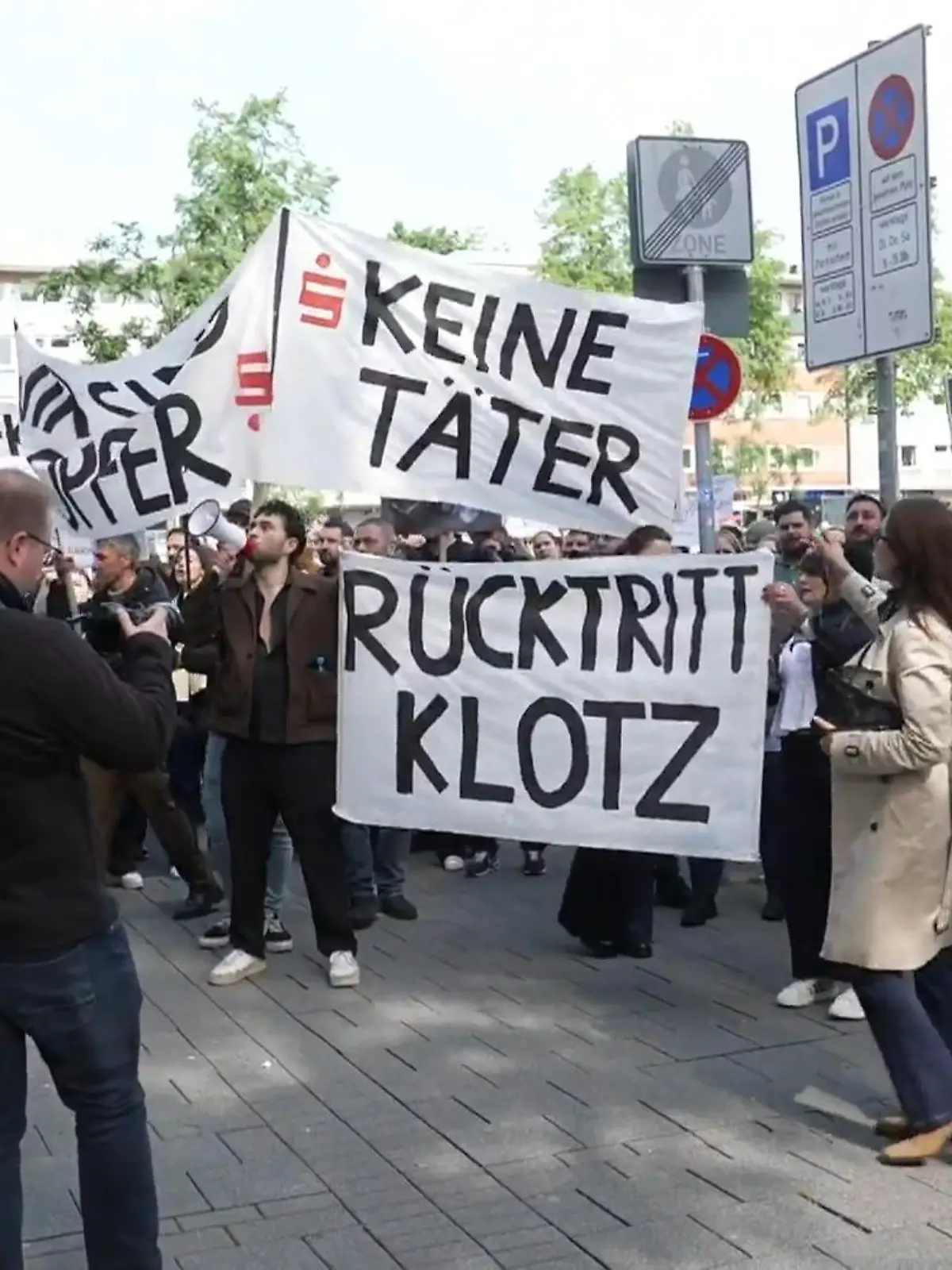 Bild zu: "Demonstration nach Millionencoup"