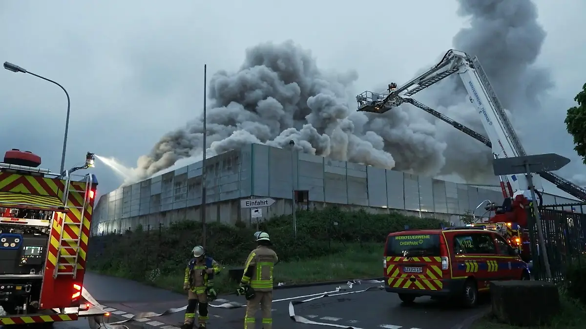Recyclingbetrieb in Flammen Feuer in Krefeld