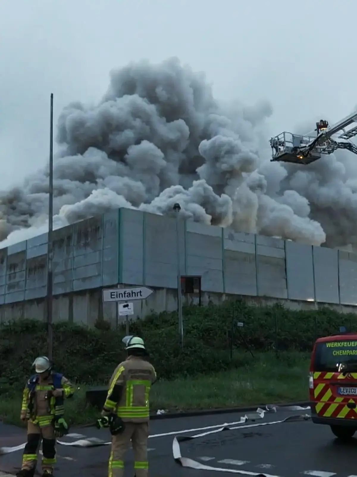 Bild zu: "Recyclingbetrieb in Flammen"