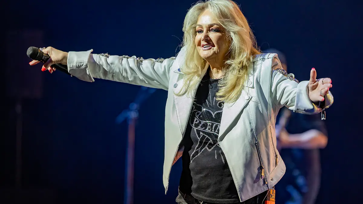 BERLIN, GERMANY - MAY 3: British singer Bonnie Tyler performs at Theater am Potsdamer Platz on May 3, 2025 in Berlin, Germany.  (Photo by Jakubaszek/Redferns)