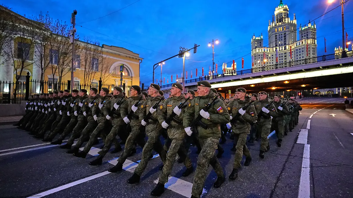 Russische Soldaten marschieren vor der Probe der Militärparade zum Tag des Sieges auf den Roten Platz. +++ dpa-Bildfunk +++