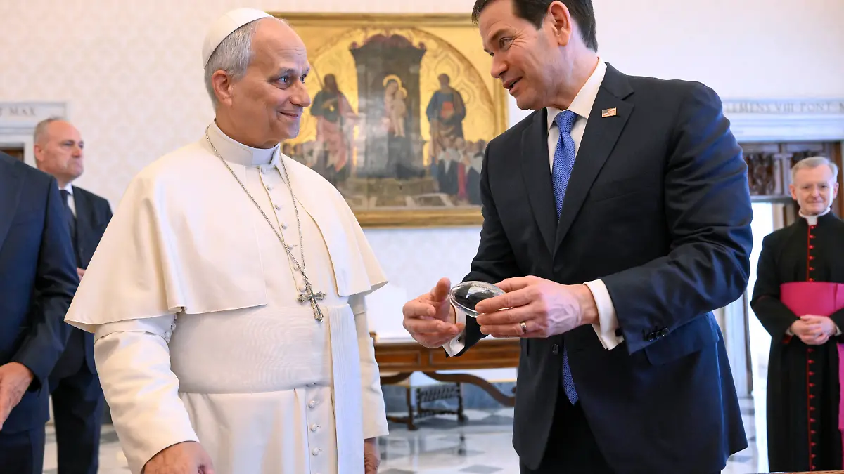 Auf diesem von Vatican Media via AP zur Verfügung gestellten Foto tauschen Papst Leo XIV. (l) und US-Außenminister Marco Rubio Geschenke aus, während sie sich in der Privatbibliothek des Papstes treffen. +++ dpa-Bildfunk +++