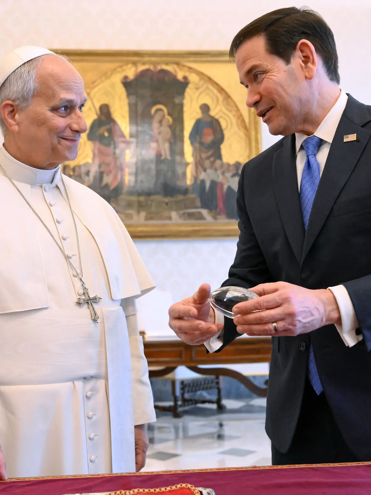Auf diesem von Vatican Media via AP zur Verfügung gestellten Foto tauschen Papst Leo XIV. (l) und US-Außenminister Marco Rubio Geschenke aus, während sie sich in der Privatbibliothek des Papstes treffen. +++ dpa-Bildfunk +++