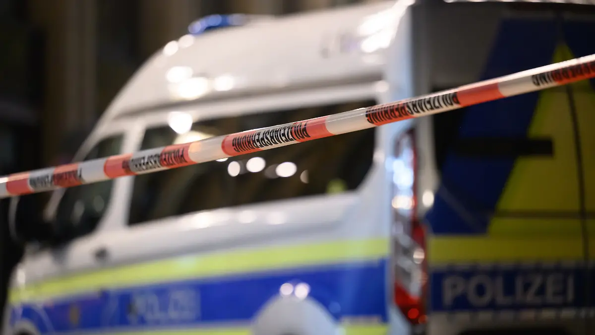 Nach der mutmaßlichen Amokfahrt in Leipzig mit zwei Todesopfern und drei Schwerverletzten ist der Tatort in der Nähe des Marktplatzes abgesperrt. Ein 33-Jähriger deutscher Staatsbürger war am Montagnachmittag in die belebte Fußgängerzone gefahren.