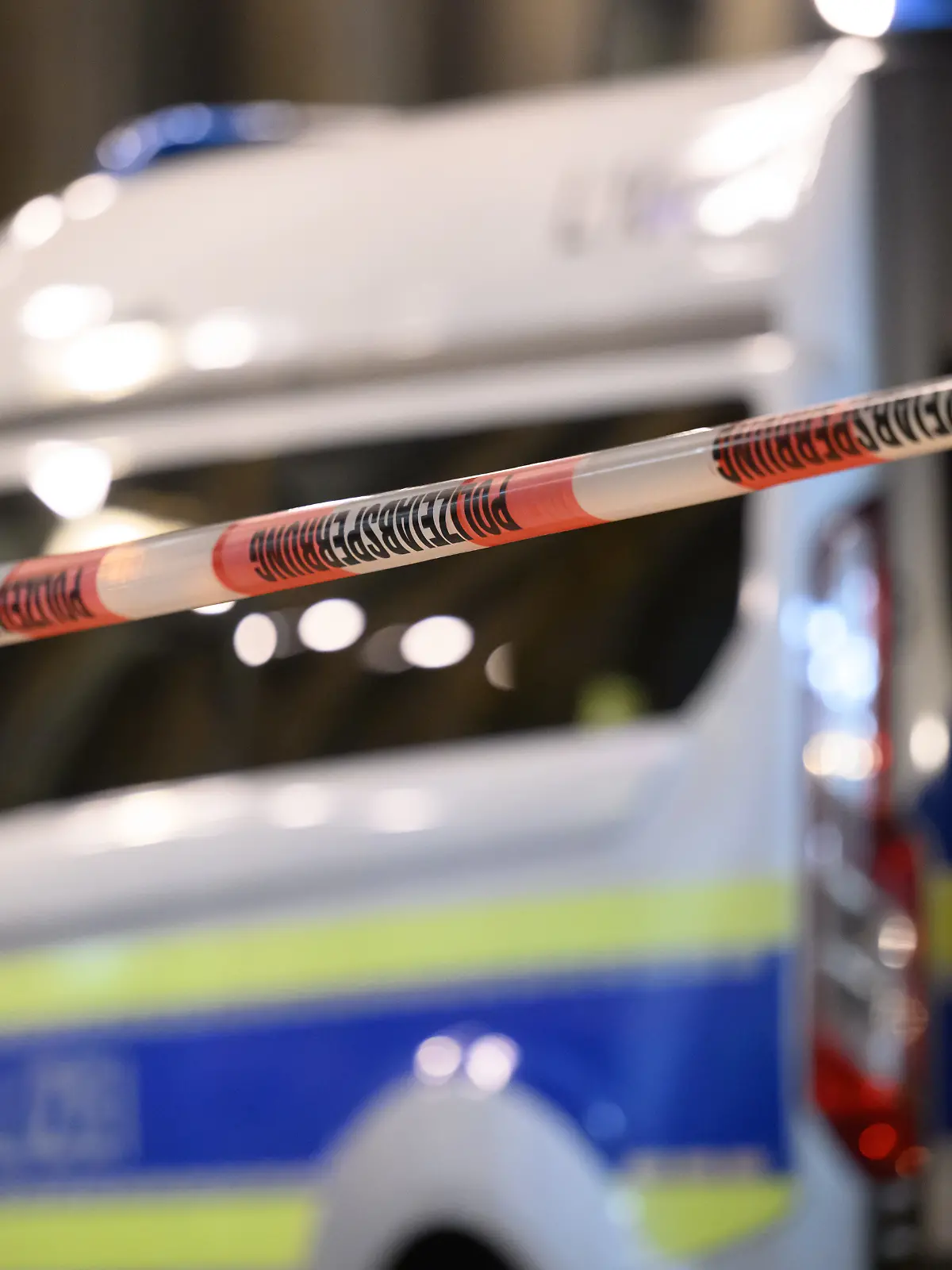 Nach der mutmaßlichen Amokfahrt in Leipzig mit zwei Todesopfern und drei Schwerverletzten ist der Tatort in der Nähe des Marktplatzes abgesperrt. Ein 33-Jähriger deutscher Staatsbürger war am Montagnachmittag in die belebte Fußgängerzone gefahren.