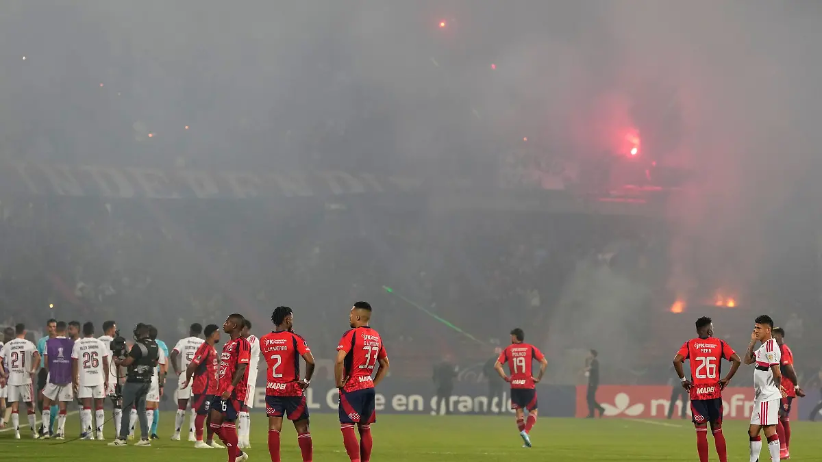 Fans von Medellin sorgen für den Spielabbruch.