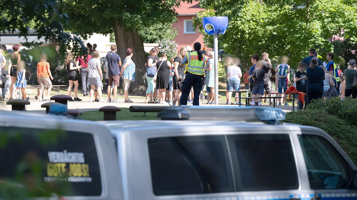 23.08.2023, Sachsen, Bischofswerda: Polizisten stehen auf dem Schulhof einer Grund- und Oberschule. Laut eines Polizeisprechers soll Amokalarm ausgelöst worden sein. Foto: Sebastian Kahnert/dpa - ACHTUNG: Nur zur redaktionellen Verwendung im Zusammenhang mit der aktuellen Berichterstattung und nur mit vollständiger Nennung des vorstehenden Credits +++ dpa-Bildfunk +++