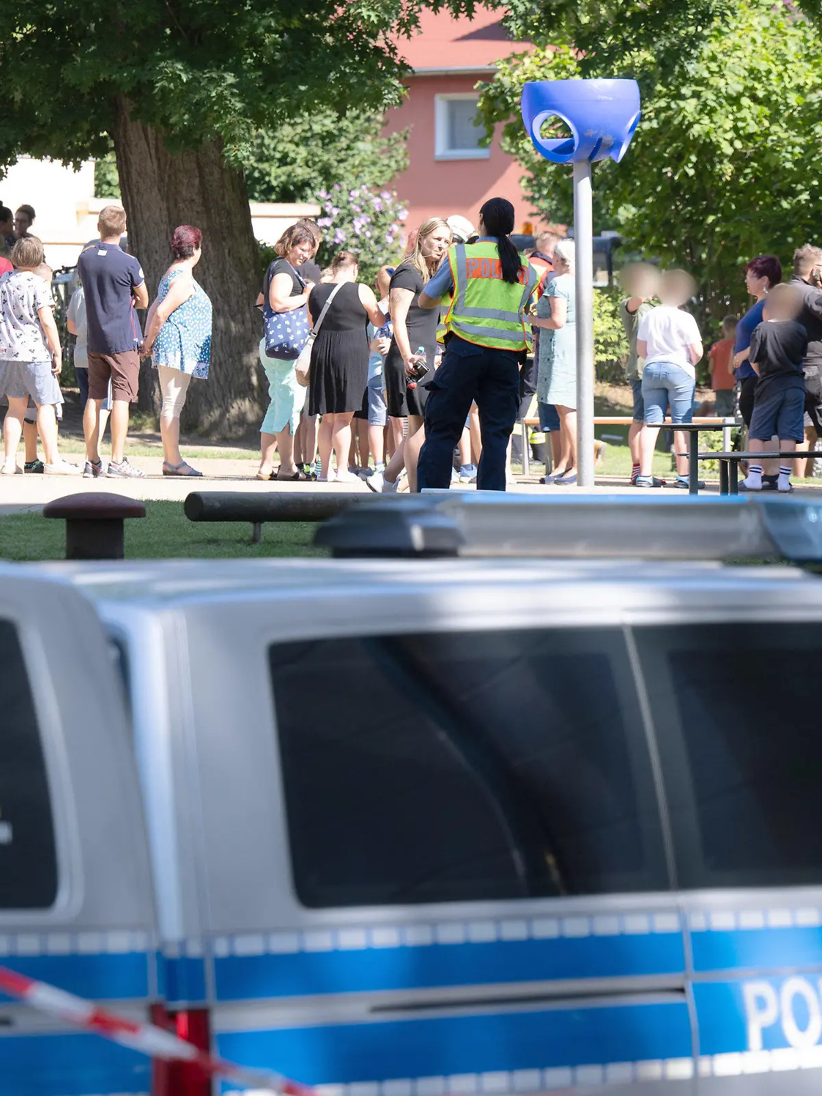 23.08.2023, Sachsen, Bischofswerda: Polizisten stehen auf dem Schulhof einer Grund- und Oberschule. Laut eines Polizeisprechers soll Amokalarm ausgelöst worden sein. Foto: Sebastian Kahnert/dpa - ACHTUNG: Nur zur redaktionellen Verwendung im Zusammenhang mit der aktuellen Berichterstattung und nur mit vollständiger Nennung des vorstehenden Credits +++ dpa-Bildfunk +++