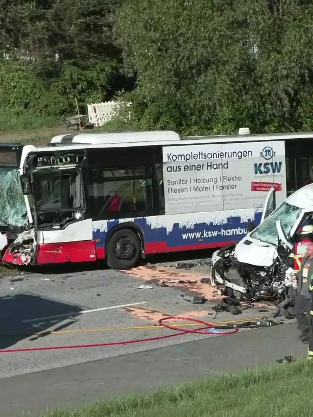 Bild zu: "Tödlicher Frontalcrash zwischen Linienbus und Transporter "