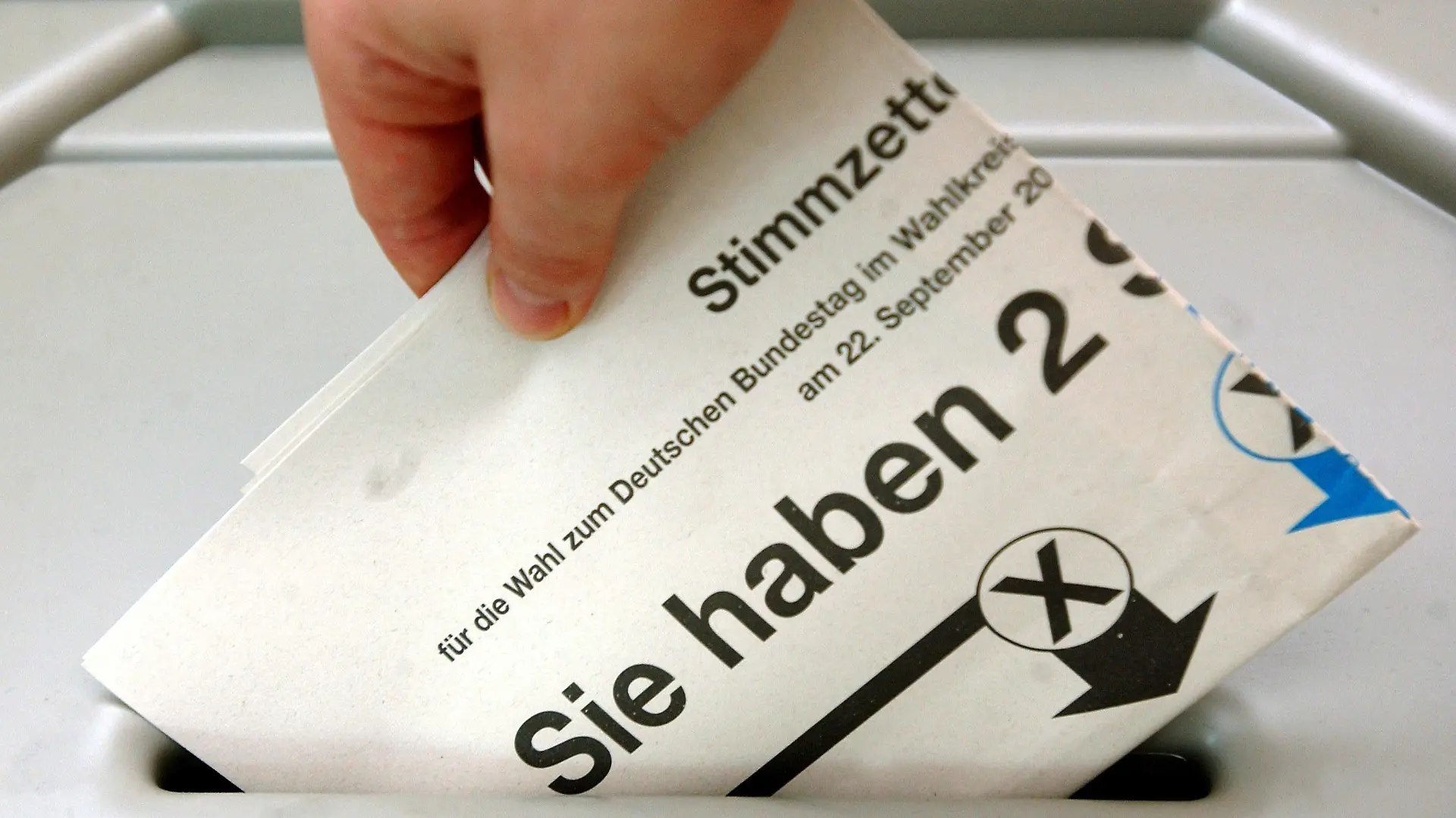 ARCHIV - Eine Frau in Frankfurt/Oder steckt einen Stimmzettel zur Bundestagswahl in eine Wahlurne (Archivfoto vom 05.09.2002). Foto: Patrick Pleul/dpa (zu dpa-Themenpaket zum 22. September - Bundestagswahl - "61,8 Millionen Wahlberechtigte für Bundestagswahl" Wiederholung am 23.08.2013) +++(c) dpa - Bildfunk+++