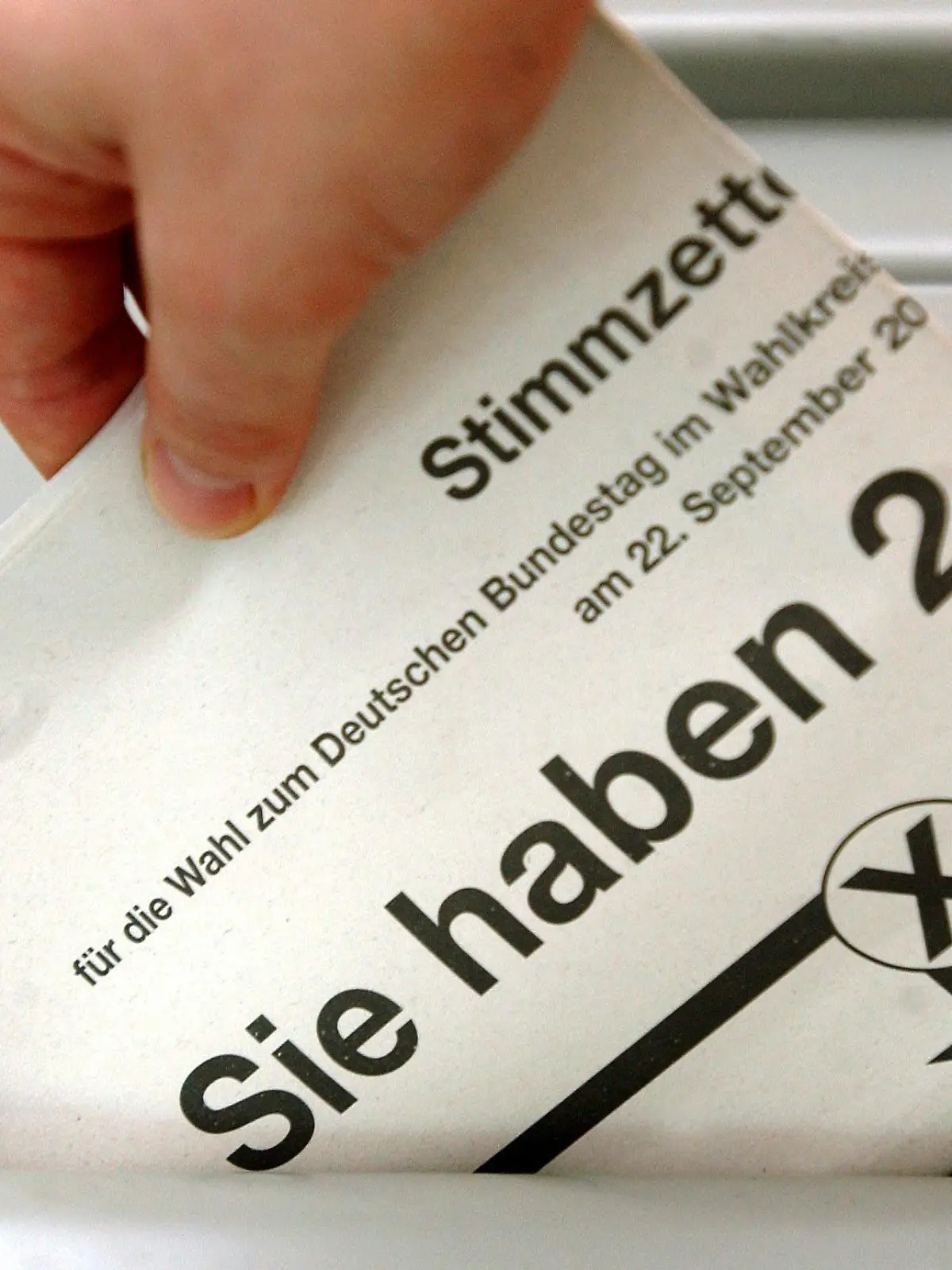 ARCHIV - Eine Frau in Frankfurt/Oder steckt einen Stimmzettel zur Bundestagswahl in eine Wahlurne (Archivfoto vom 05.09.2002). Foto: Patrick Pleul/dpa (zu dpa-Themenpaket zum 22. September - Bundestagswahl - "61,8 Millionen Wahlberechtigte für Bundestagswahl" Wiederholung am 23.08.2013) +++(c) dpa - Bildfunk+++