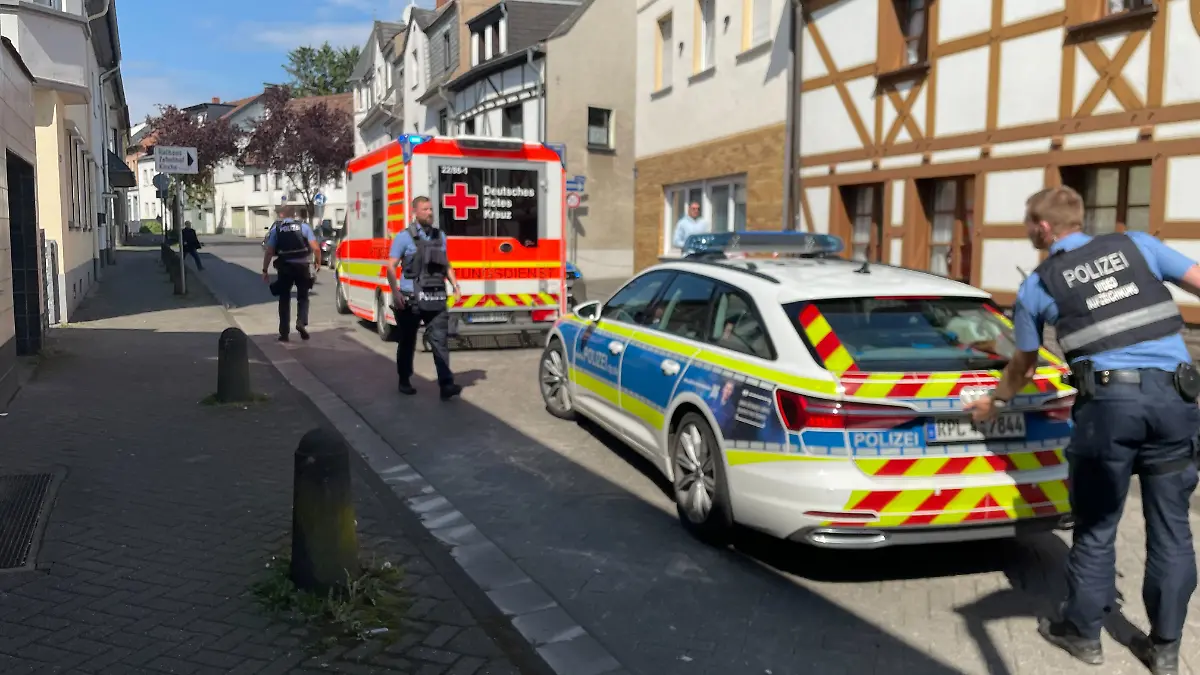 Geiselnahme in Sinzig: Die Polizei hat den Bereich um die Volksbank weiträumig abgeriegelt. Rettungskräfte stehen bereit.