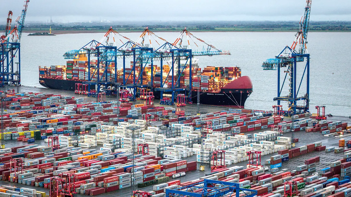 Containerschiffe liegen im Hafen (Aufnahme mit einer Drohne). Zölle erschweren und verteuern den Handel, die Konjunktur lahmt - doch das Geschäft deutscher Schifffahrtsunternehmen zeigt sich krisenfest. (zu dpa: «EU: USA signalisieren Einhaltung von Zolldeal») +++ dpa-Bildfunk +++