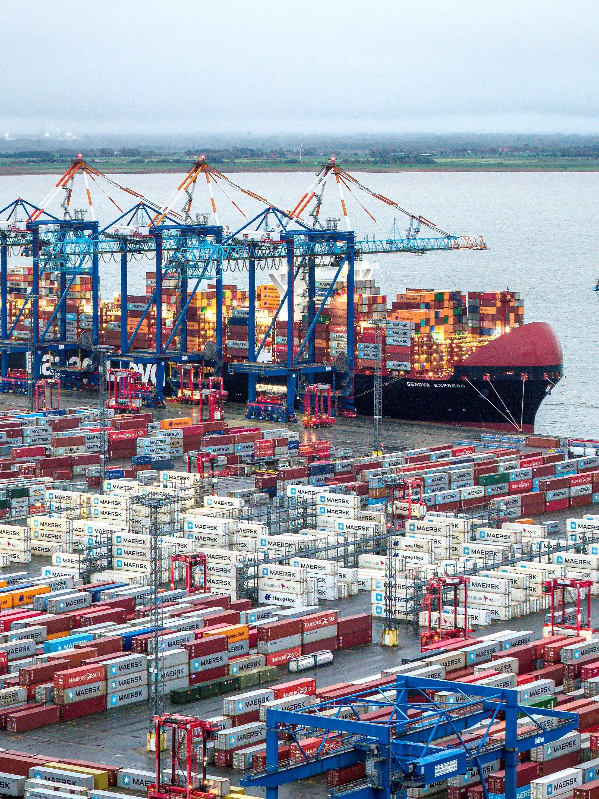 Containerschiffe liegen im Hafen (Aufnahme mit einer Drohne). Zölle erschweren und verteuern den Handel, die Konjunktur lahmt - doch das Geschäft deutscher Schifffahrtsunternehmen zeigt sich krisenfest. (zu dpa: «EU: USA signalisieren Einhaltung von Zolldeal») +++ dpa-Bildfunk +++