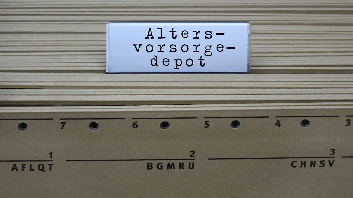 Hängeregister und Schriftzug Altersvorsorgedepot Fotomontage: Hängeregister und Schriftzug Altersvorsorgedepot, 26.03.2026, Borkwalde, Brandenburg, An einem Hängeregister befindet sich der Schriftzug Altersvorsorgedepot. *** Hanging register and lettering Altersvorsorgedepot Photomontage Hanging register and lettering Altersvorsorgedepot, 26 03 2026, Borkwalde, Brandenburg, The lettering Altersvorsorgedepot is located on a hanging register