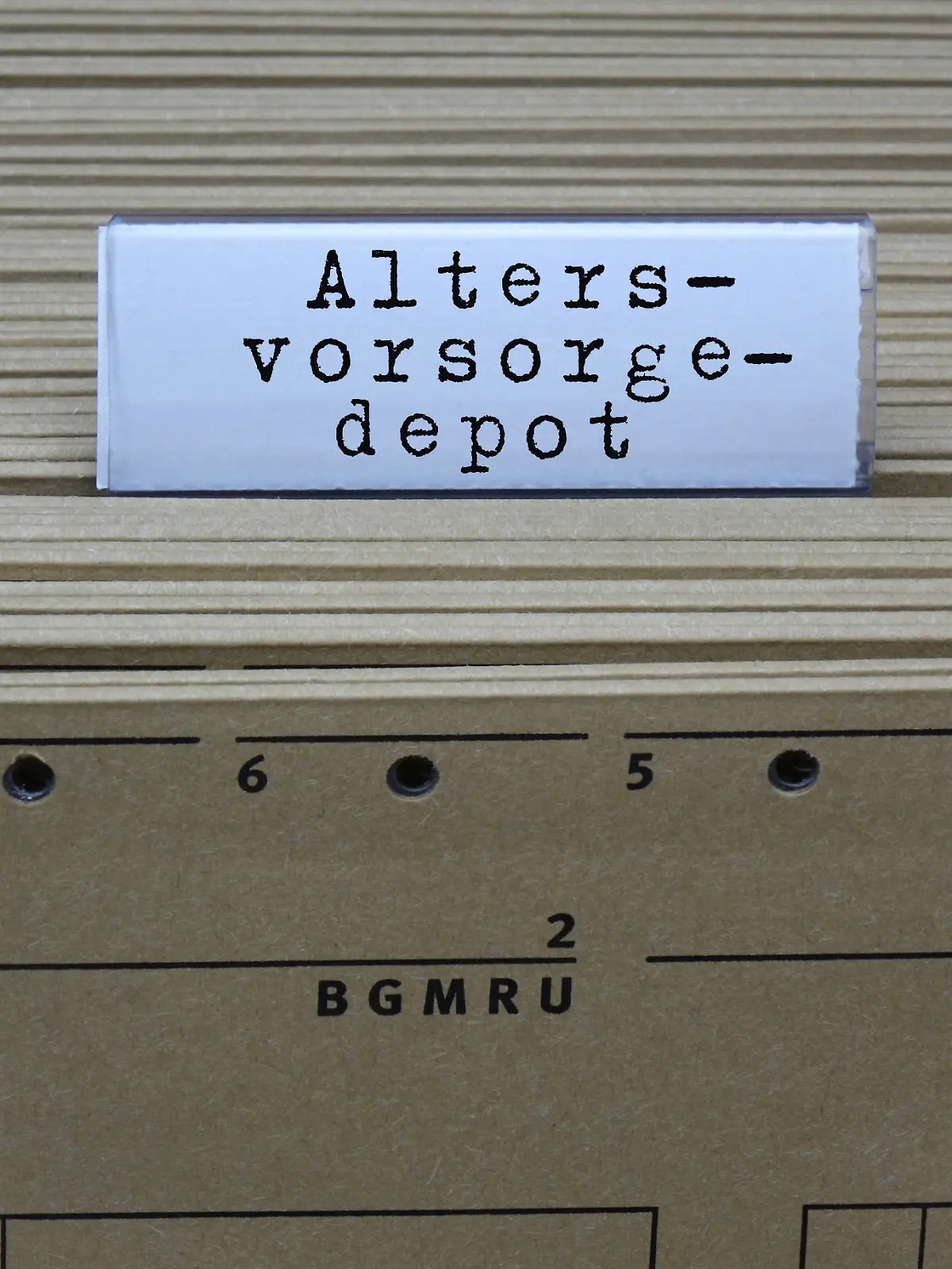 Hängeregister und Schriftzug Altersvorsorgedepot Fotomontage: Hängeregister und Schriftzug Altersvorsorgedepot, 26.03.2026, Borkwalde, Brandenburg, An einem Hängeregister befindet sich der Schriftzug Altersvorsorgedepot. *** Hanging register and lettering Altersvorsorgedepot Photomontage Hanging register and lettering Altersvorsorgedepot, 26 03 2026, Borkwalde, Brandenburg, The lettering Altersvorsorgedepot is located on a hanging register