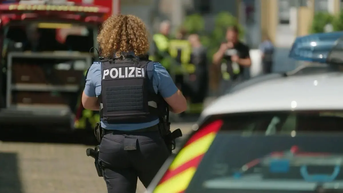 Täter nehmen mehrere Geiseln in Bank Großalarm in Sinzig
