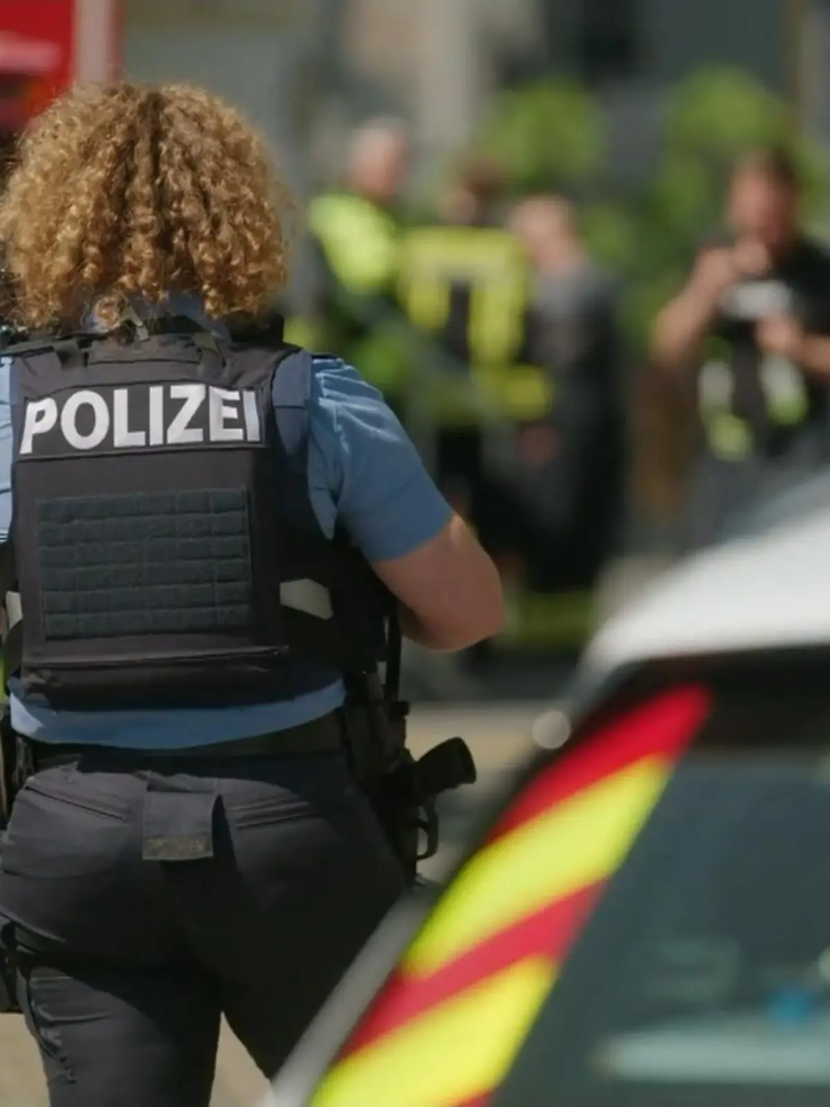 Bild zu: "Täter nehmen mehrere Geiseln in Bank"