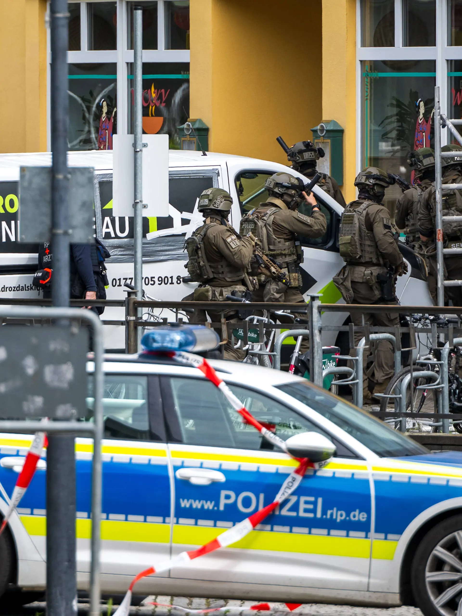Bild zu: "SEK befreit zwei Menschen aus Bank – doch die Täter sind weg"