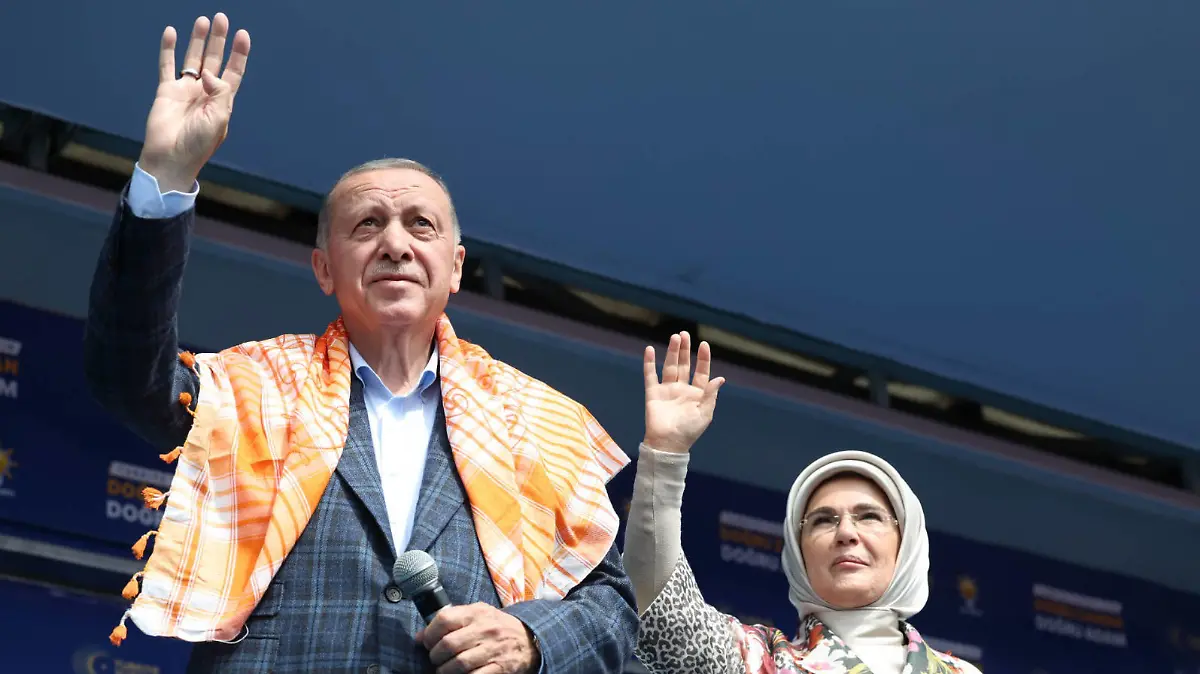 Turkish President and Leader of the Justice and Development AK Party, Recep Tayyip Erdogan and his wife, Emine Erdogan greet the crowd as they attend an election rally in Aydin Turkish President and Leader of the Justice and Development AK Party, Recep Tayyip Erdogan and his wife, Emine Erdogan greet the crowd as they attend an election rally in Aydin, Turkiye on May 09, 2023. Photo by AK Party  apaimages Adana Adana Turkey 090523_TURKIYE_RAP_00 1 Copyright: xapaimagesxAKxPartyxxapaimagesx