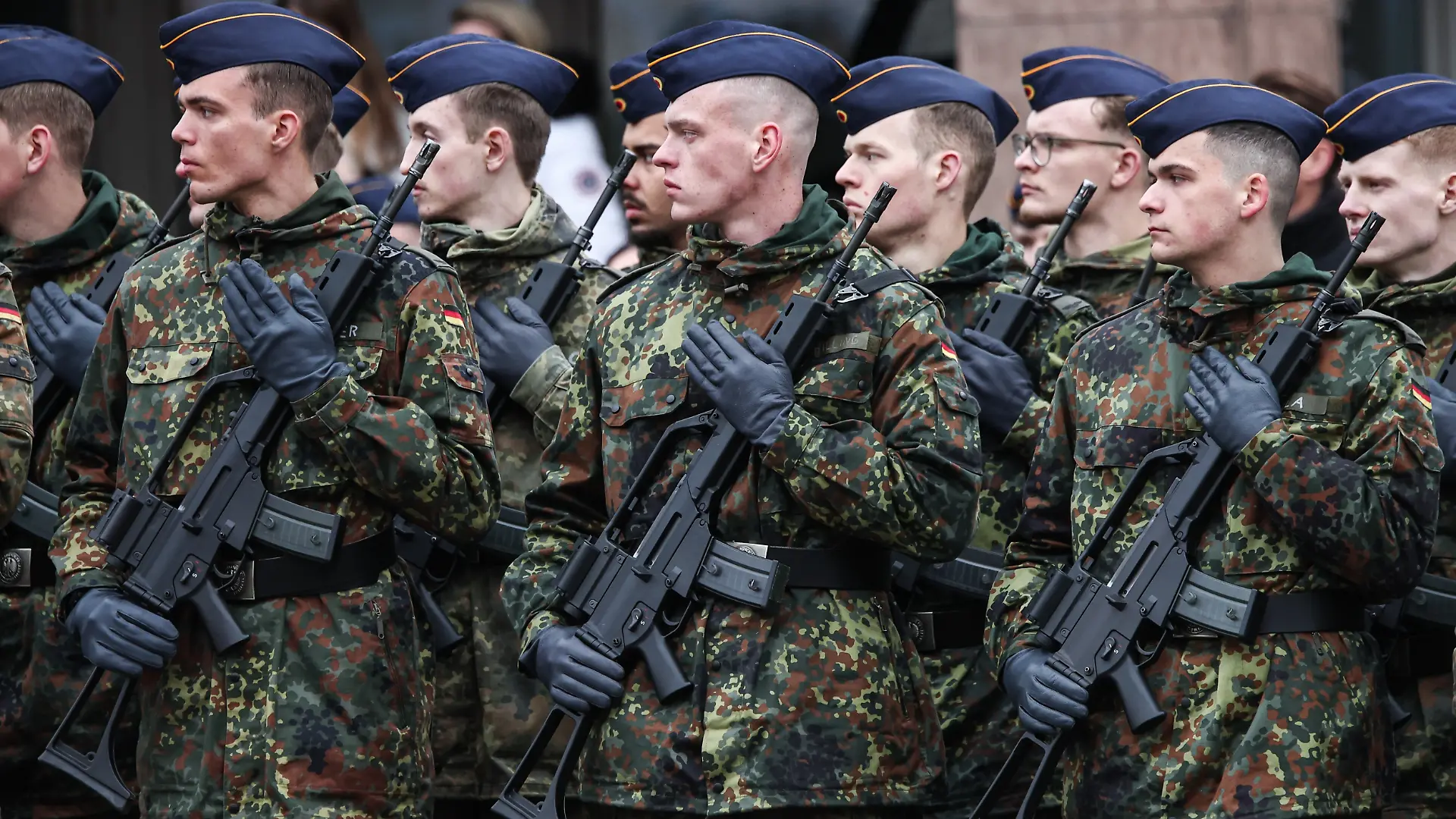 Soldaten halten ihre G36 Gewehre in den Händen während der Veranstaltung zum 70. Gründungstag der Bundeswehr. Rund 160 Rekrutinnen und Rekruten des Luftwaffenausbildungsbataillons aus Roth und des Heimatschutzregiments 5 aus Hessen mit Sitz in Thüringen legten ihren Diensteid ab.