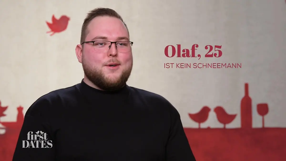 First Dates - Ein Tisch für Zwei: Junger Mann mit Bart, Brille, kurzen Haaren im dunklen Pullover