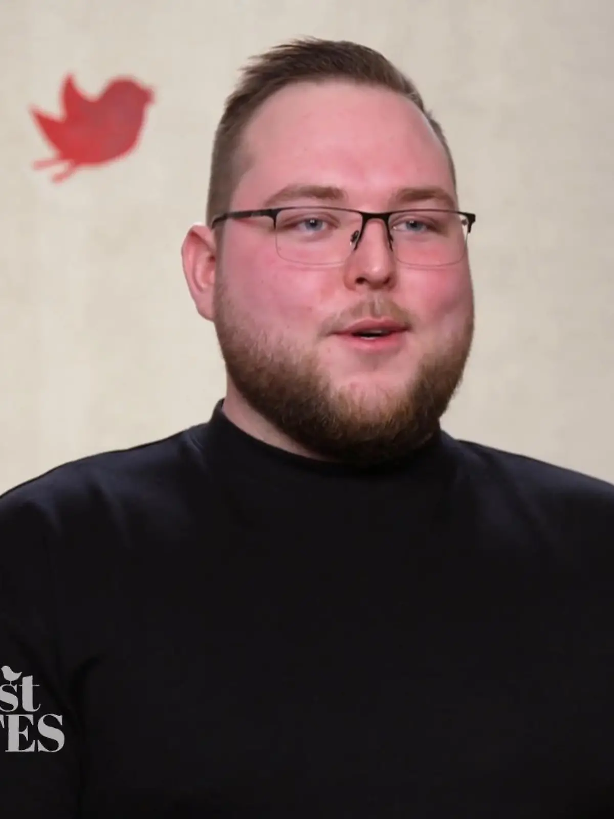 First Dates - Ein Tisch für Zwei: Junger Mann mit Bart, Brille, kurzen Haaren im dunklen Pullover