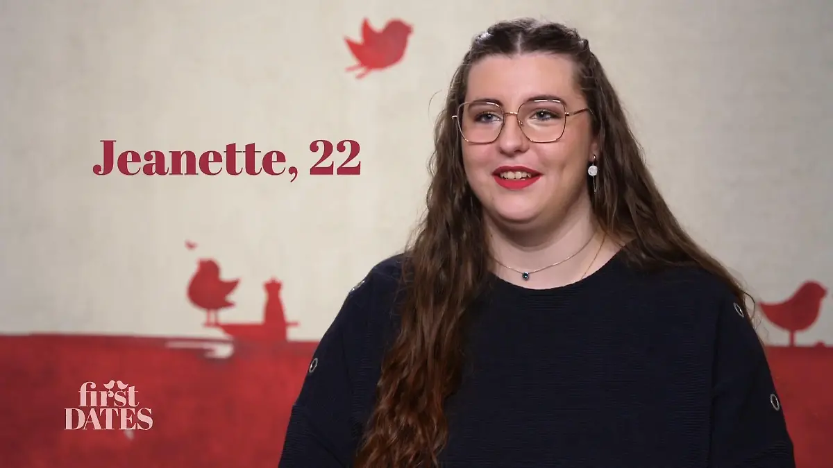 First Dates - Ein Tisch für Zwei: Junge Frau mit langen dunklen Haaren, Brille und schwarzem Oberteil