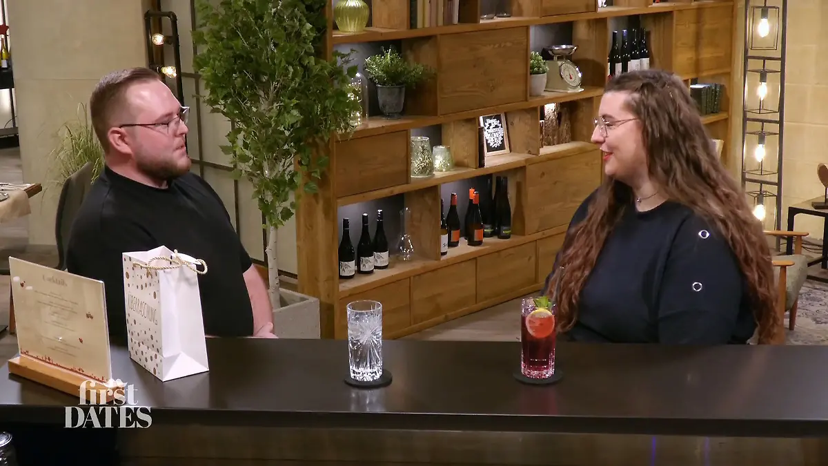 First Dates - Ein Tisch für zwei: Olaf und Jeanette an der Bar des First-Dates-Restaurants