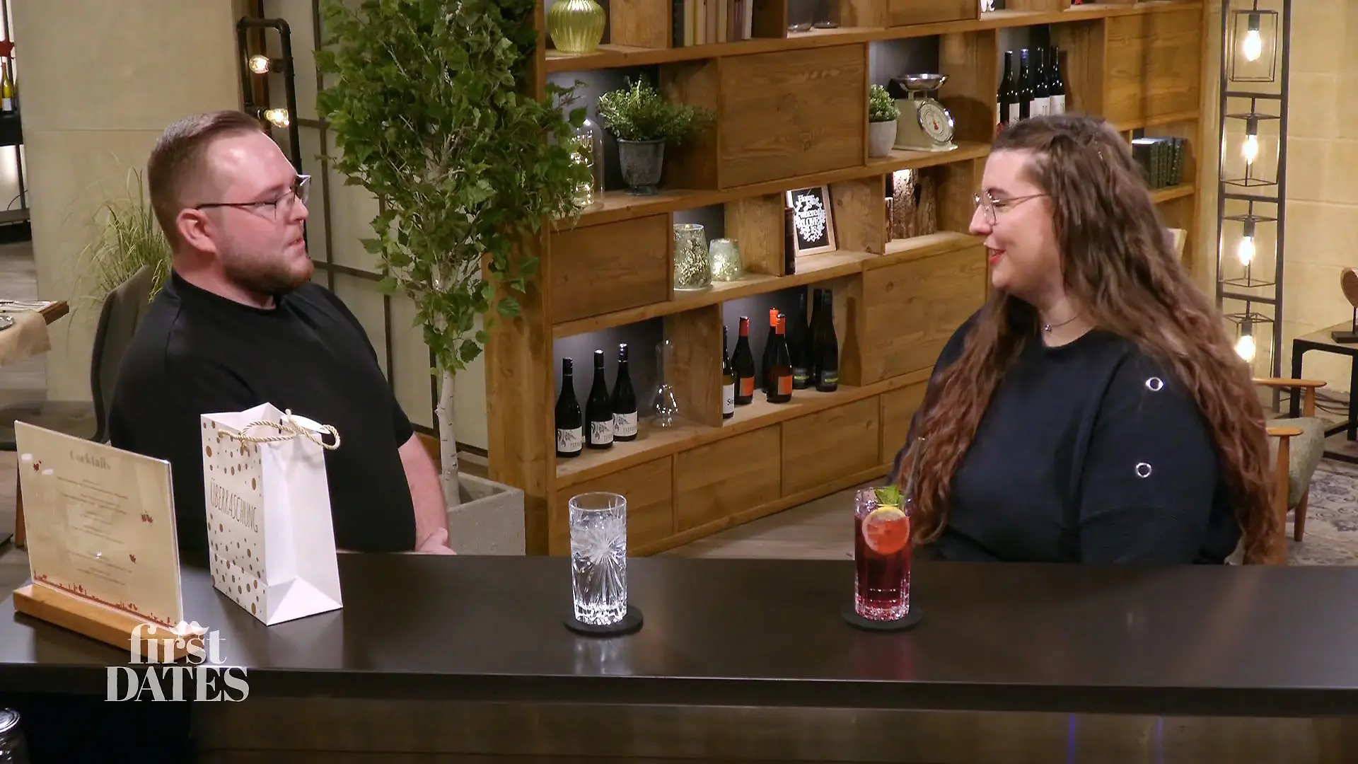 First Dates - Ein Tisch für zwei: Olaf und Jeanette an der Bar des First-Dates-Restaurants