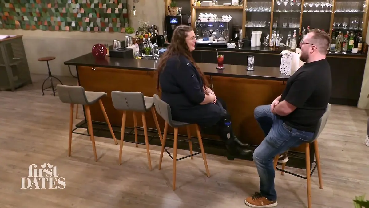 First Dates - Ein Tisch für Zwei: Olaf und Jeanette unterhalten sich an der Bar des First-Dates-Restaurants