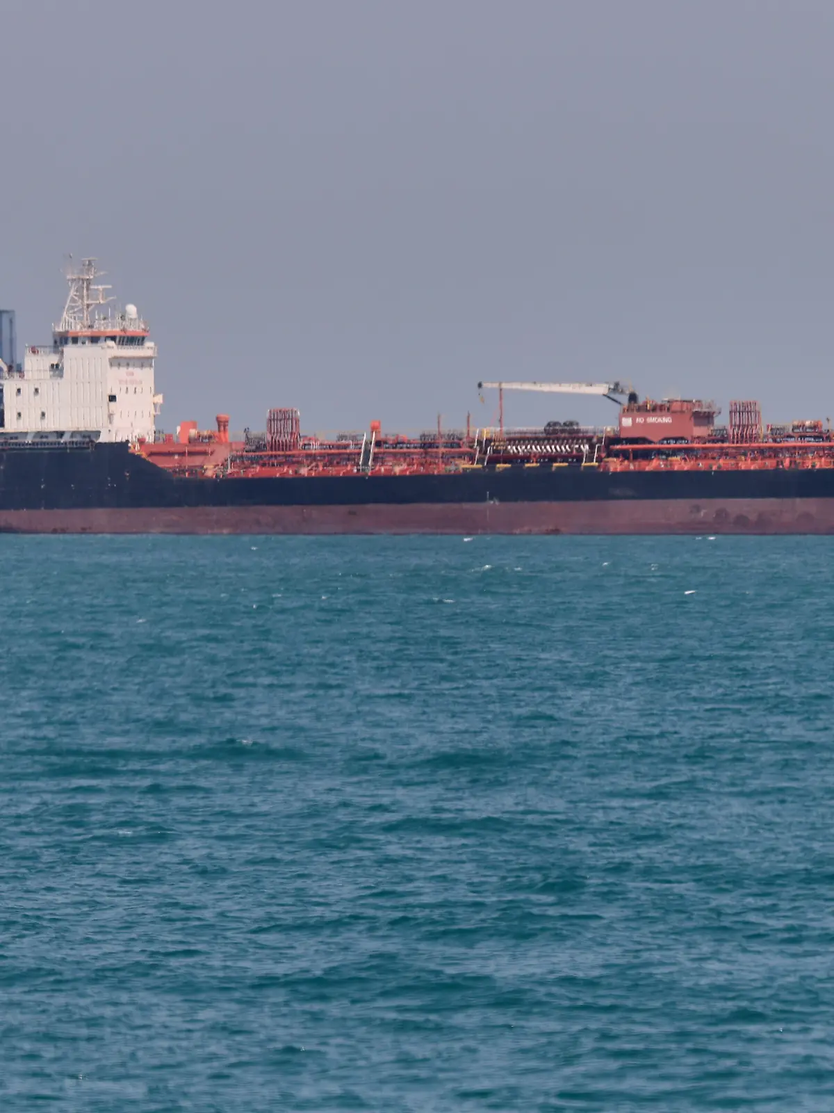Ein Öltanker liegt am Samstag, 2. Mai 2026, in der Straße von Hormuz vor Bandar Abbas, Iran, vor Anker +++ dpa-Bildfunk +++