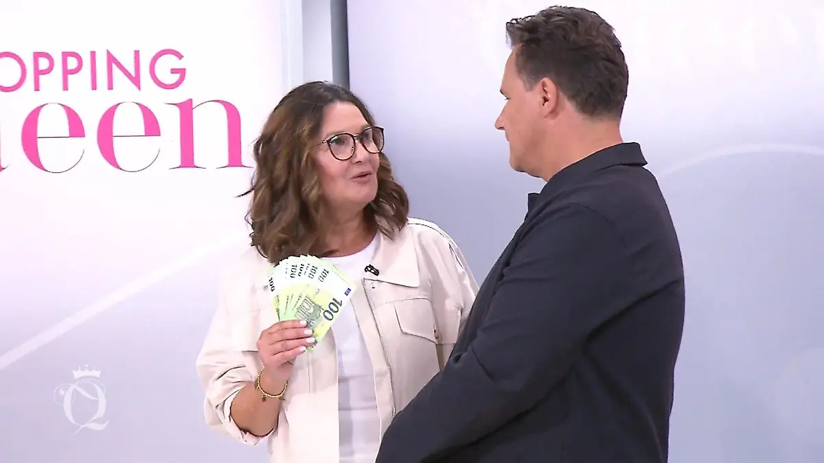 Shopping Queen: Gewinnerin Carmen mit 100-Euro-Scheinen in der Hand im Gespräch mit Guido Maria Kretschmer