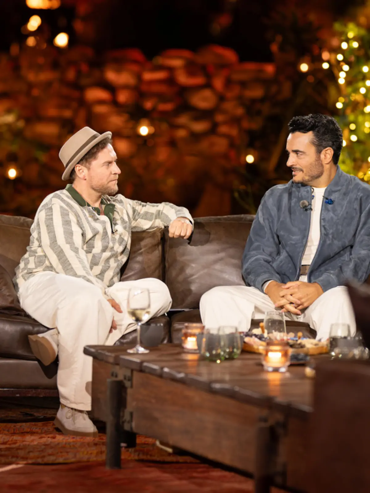 Johannes Oerding (l.) und Giovanni Zarrella sitzen auf dem Sofa 