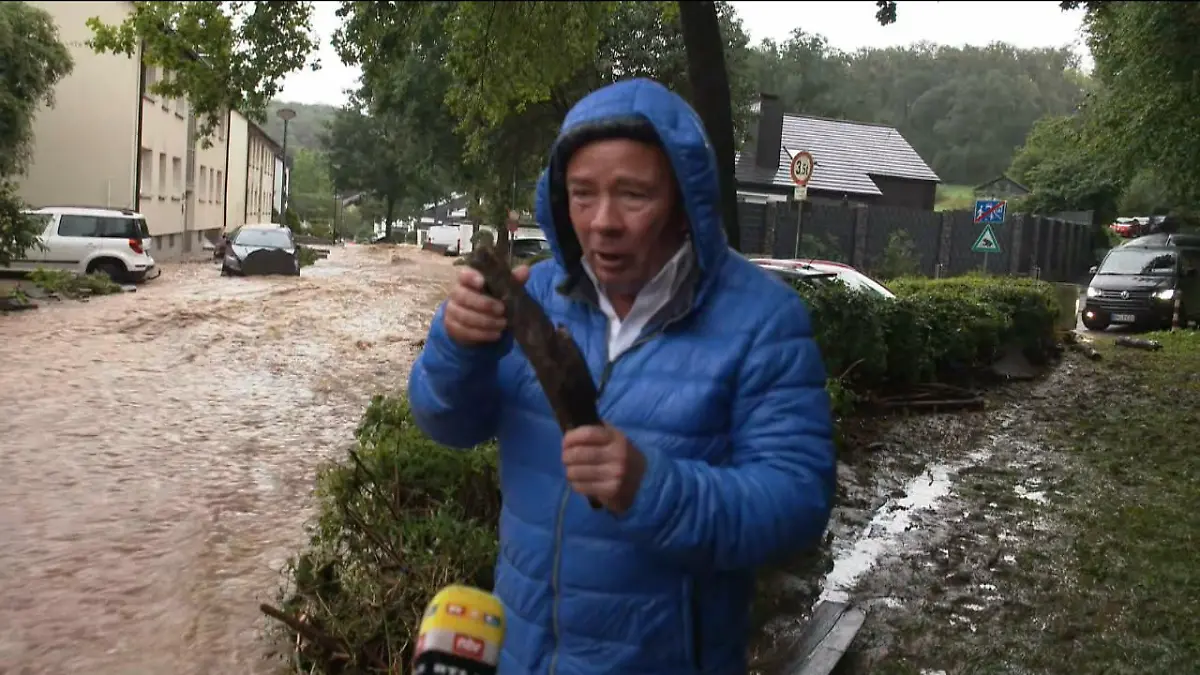 Unwetter: Strom reißt Autos und Wohnmobile mit RTL-Reporter Uli Klose in Hagen