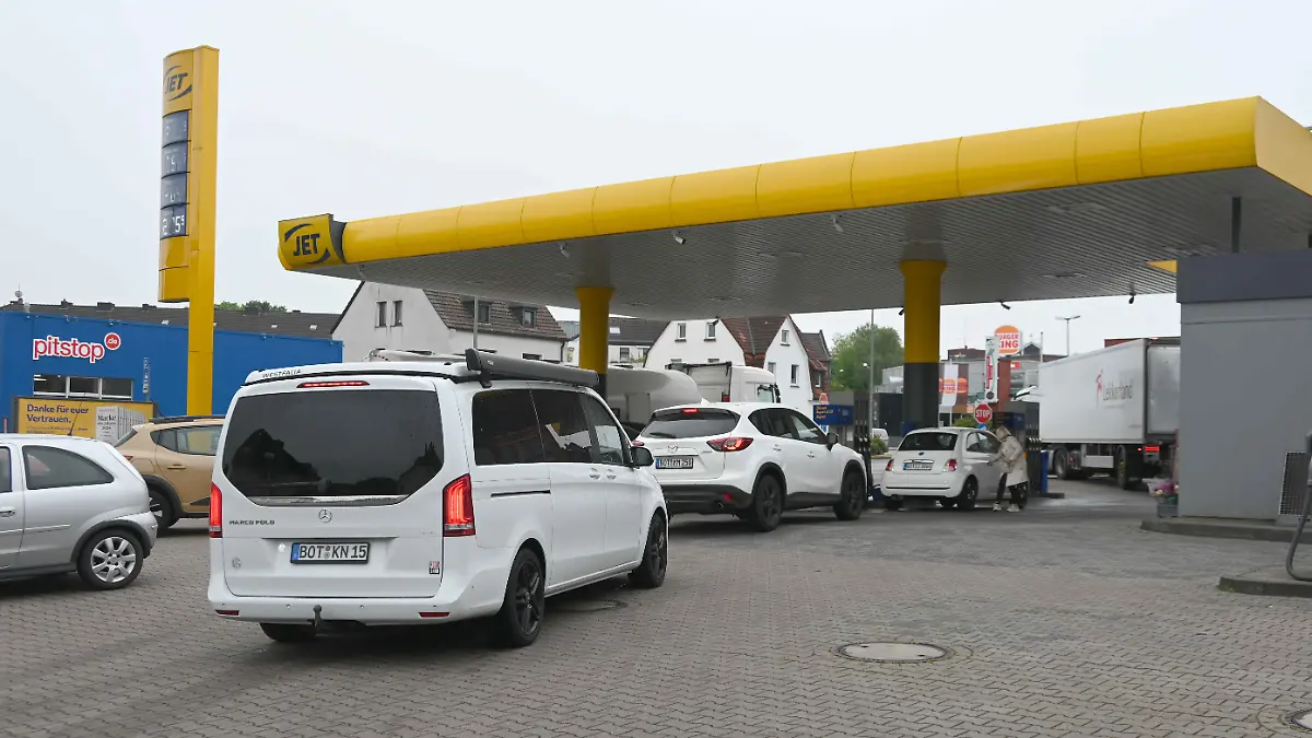 Themenfoto Tankrabatt, Eine Auto-Warteschlange an einer Jet-Tankstelle vor 12 Uhr Mittags, erst danach ist eine Preiserhoehung gestattet,