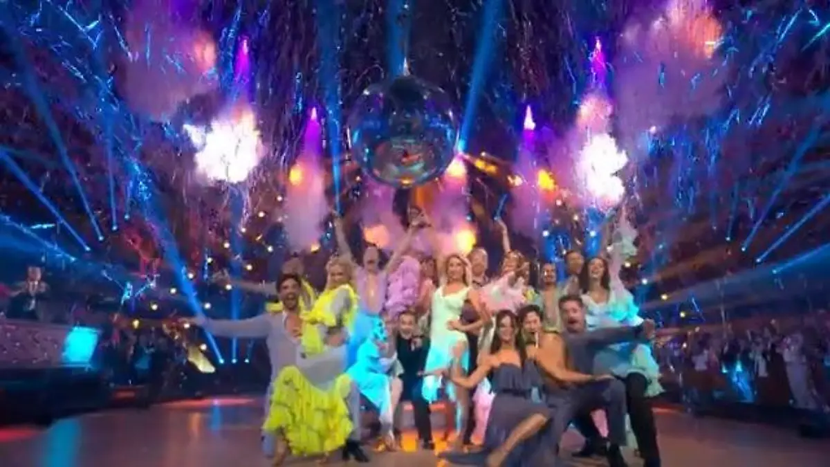 Profitänzer läuten die „Magic Moments“ ein „Let’s Dance“-Opening voller Emotionen