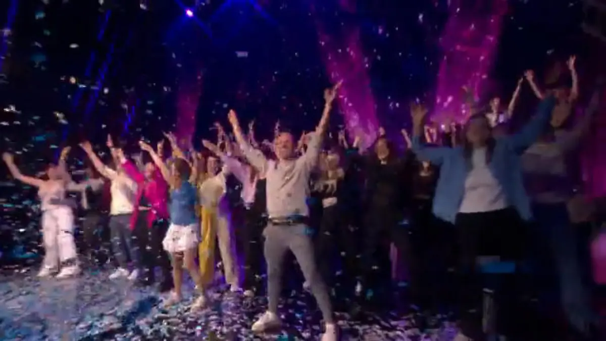 Bunter Profi-Tanz: Auch das 'Let’s Dance'-Team feiert seinen ganz eigenen Magic Moment Magic Moment in Diskofarben