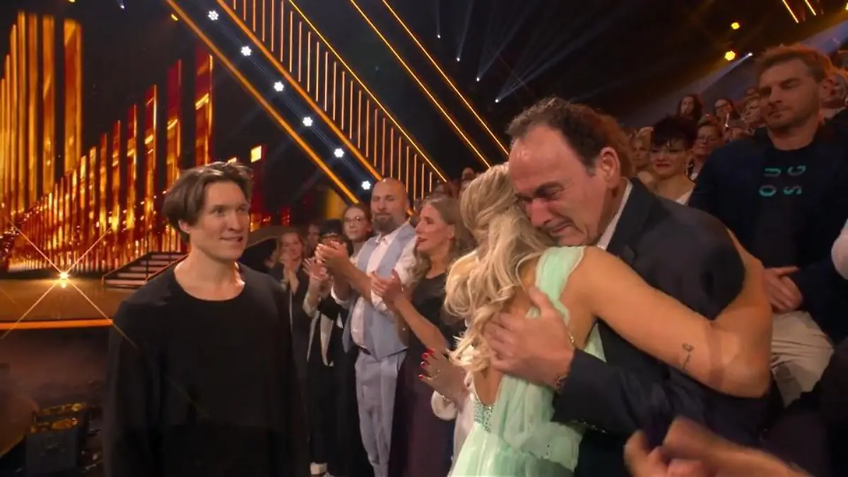 „Let’s Dance”-Star Anna-Carina Woitschack widmet ihren „Magic Moment” ihrem Vater Endlich krebsfrei!