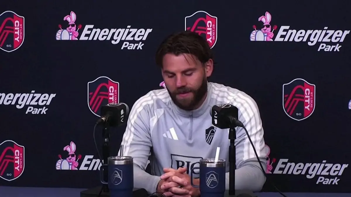 Ex-Bundesligist mit Tränen-Auftritt! Fußballer trauert um seine tote Frau Bewegende Pressekonferenz