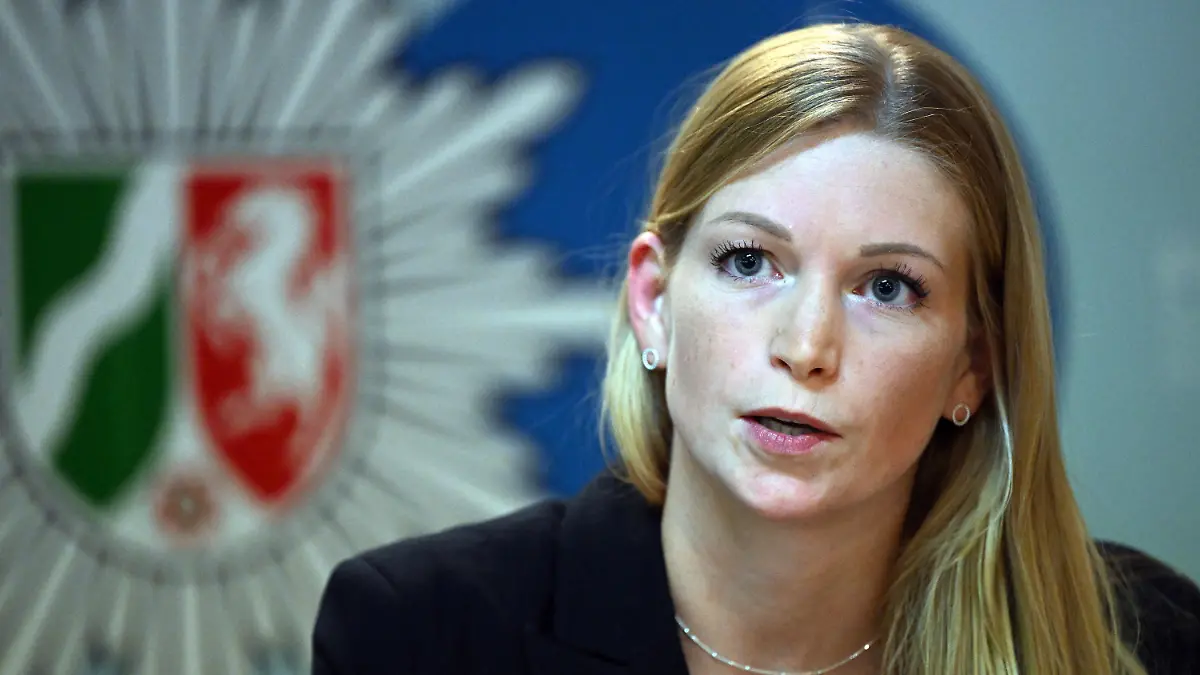 12.05.2023, Nordrhein-Westfalen, Düsseldorf: Laura Neumann, Staatsanwaltschaft Düsseldorf, sitzt bei einer Pressekonferenz am Tisch. Einen Tag nach der schweren Explosion mit fünf lebensgefährlich Verletzten in einem Hochhaus in Ratingen bemühen sich die Ermittler, das Geschehen aufzuklären. Foto: Federico Gambarin/dpa +++ dpa-Bildfunk +++