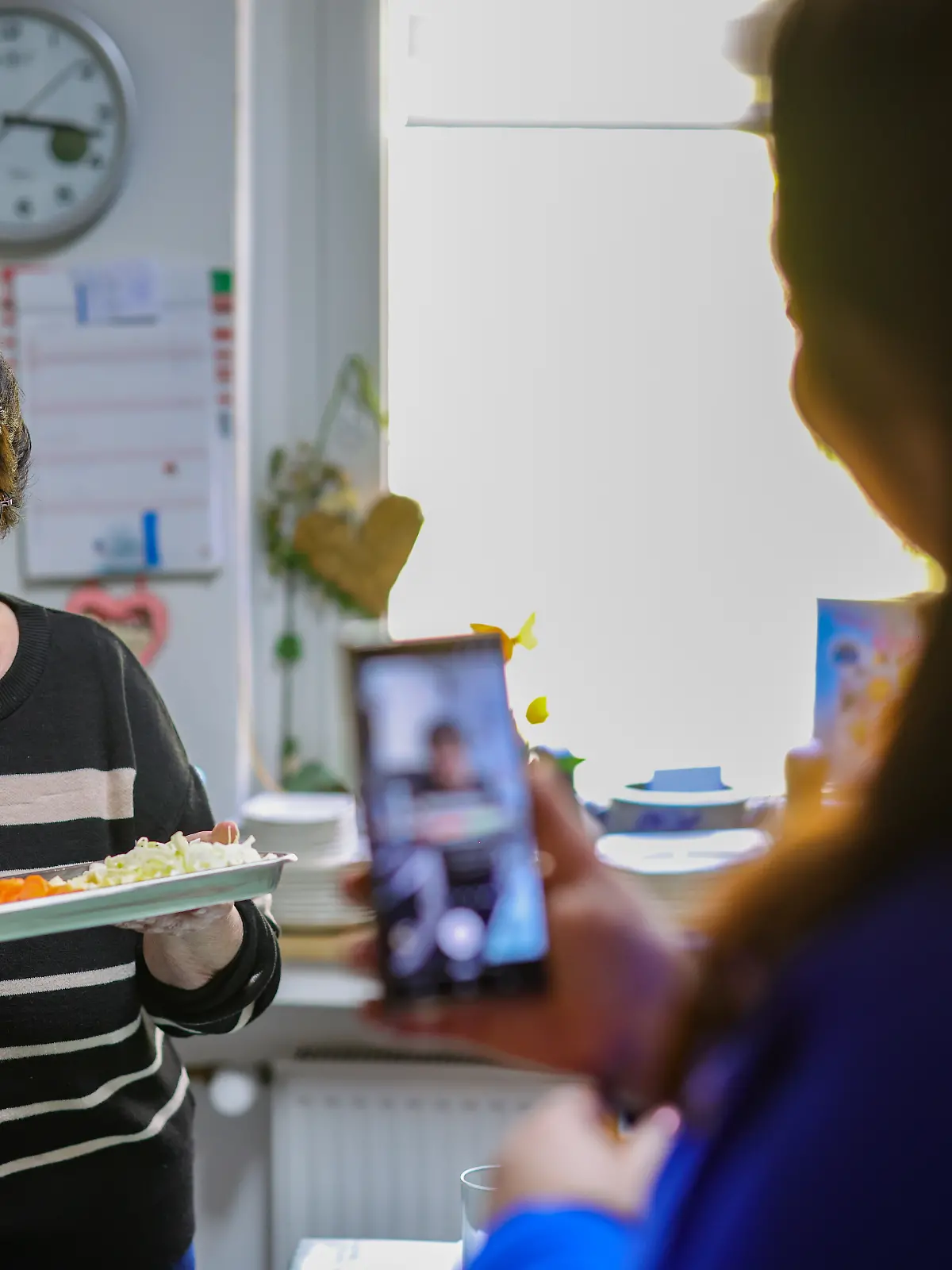 Vanessa Schmidt (r) und ihre Großmutter drehen in der Küche der Seniorin kleine Koch-Videos für verschiedene Social-Media-Plattformen. Vanessa und ihre Großmutter sind unter dem Namen @omaundvanessa als Influencer auf TikTok, Instagram und YouTube mit Kochvideos aktiv. (zu dpa: «Erfolgsrezept Natürlichkeit: Wenn Oma viral geht») +++ dpa-Bildfunk +++