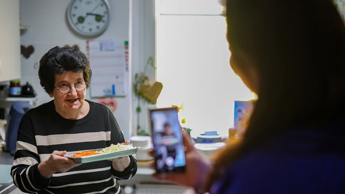 Vanessa Schmidt (r) and her grandmother film small cooking videos for various social media platforms in the senior citizen's kitchen. Vanessa and her grandmother are active as influencers on TikTok, Instagram and YouTube with cooking videos under the name @omaundvanessa. (to dpa: “Recipe for success: naturalness: when grandma goes viral”) +++ dpa-Bildfunk +++