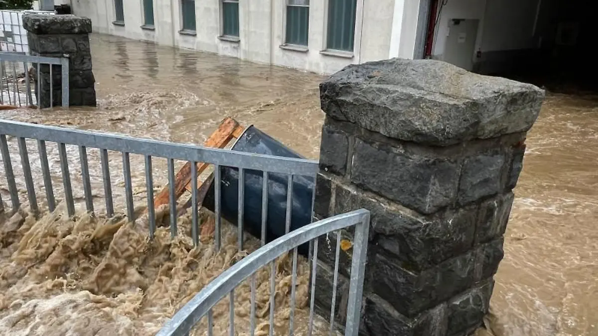 Wassermassen bahnen sich ihren Weg